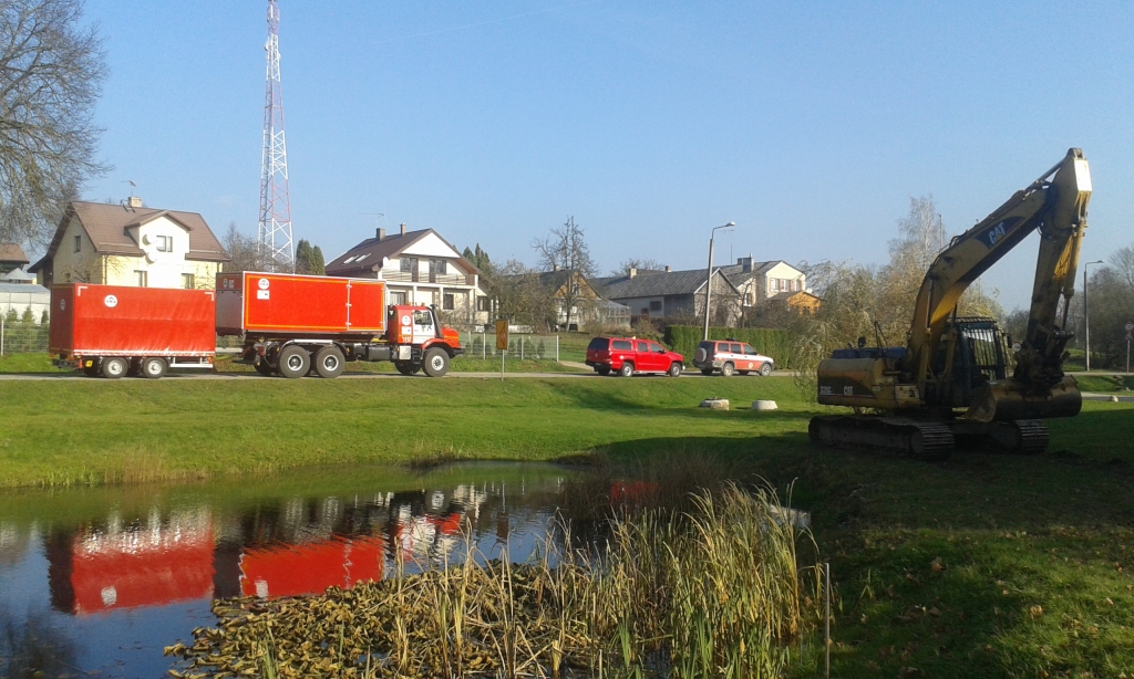 Mācību uzdevums bija no dīķa Skaistkalnes centrā pa šļūtenēm ūdeni aizvadīt līdz Mēmelei. 
Autors: M. PLĒSNIEKS