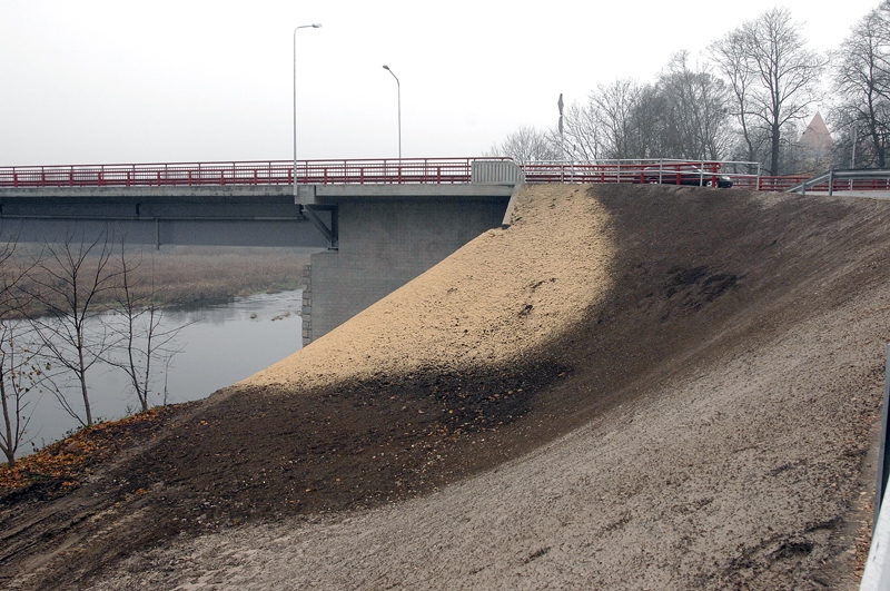 Bīstama dzīvībai, kā arī postoša konstrukcijai ir iedzīvotāju pastaigāšanās pa jaunā tilta nogāzēm.
Autors: Ivars Bogdanovs