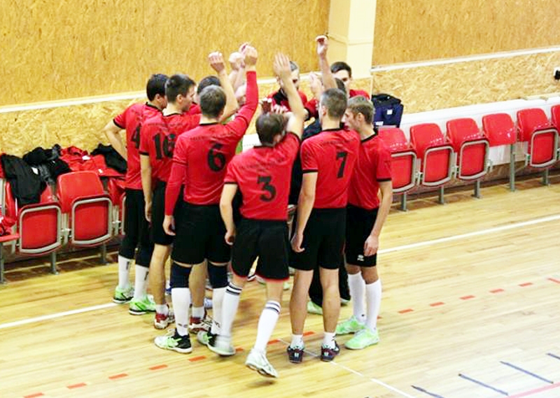 Volejbola komanda «Vecumnieki» arī zaudētā spēlē rokas nenolaiž.
Autors: no komandas albuma