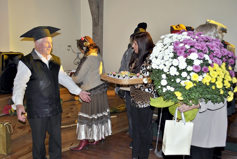 Svinīgs brīdis. Bārbeles amatierteātra aktieri un tautas nama pārstāves pēc izrādes sveica Voldemāru Barenu dzimšanas dienā. 
Autors: Madara Ērgle