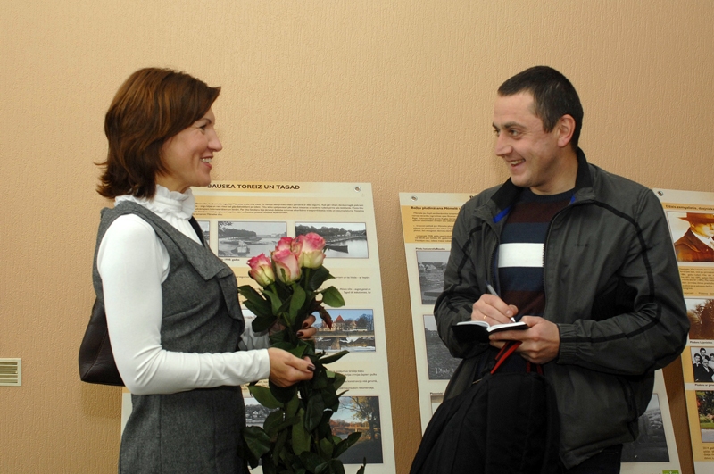 Jaunievēlēto Vecsaules pagasta pārvaldes vadītāju Līgu Vasiļausku sveic kolēģis Gailīšu pagasta pārvaldnieks Aleksandrs Gurkovskis.
Autors: Ivars Bogdanovs