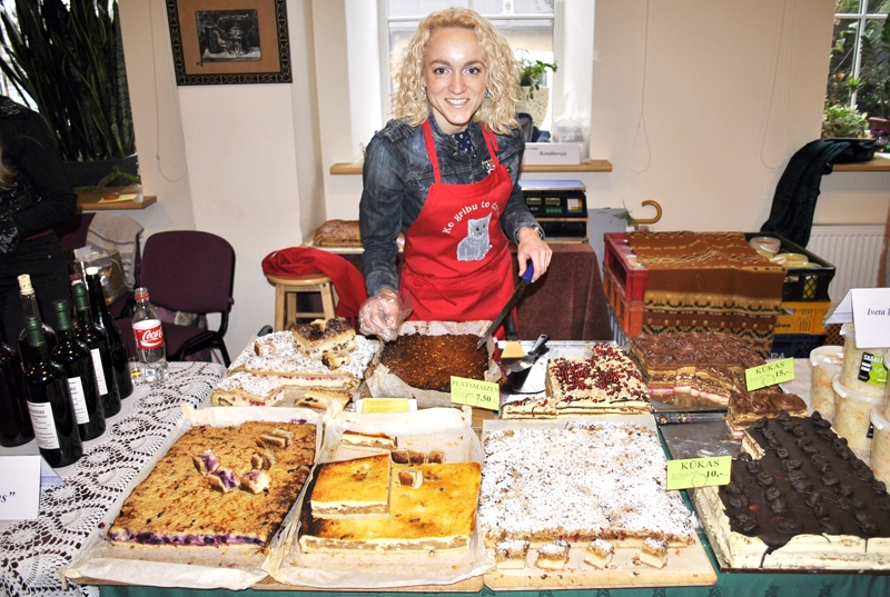 Ķekavas novada Katlakalnā Ilzes un Imāra Lindes ceptās plātsmaizes, kas smaržo brīnišķīgi, tirgoja viņu meita Evija Lūse.
Autors: Antra Ērgle