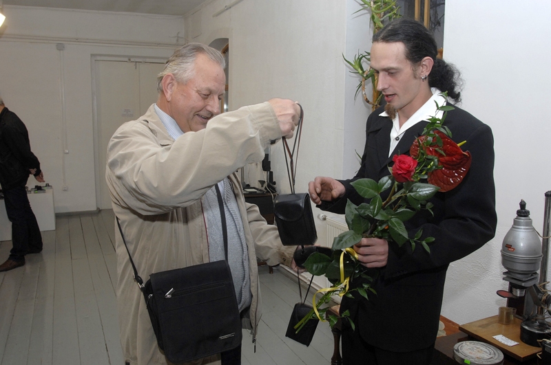 Baušķenieks fotoentuziasts Jānis Mičulis kolekcionāram Jurim Zborovskim (no labās) dāvina dažādus fotoaparātus kolekcijas papildināšanai. 

Autors: Ivars Bogdanovs