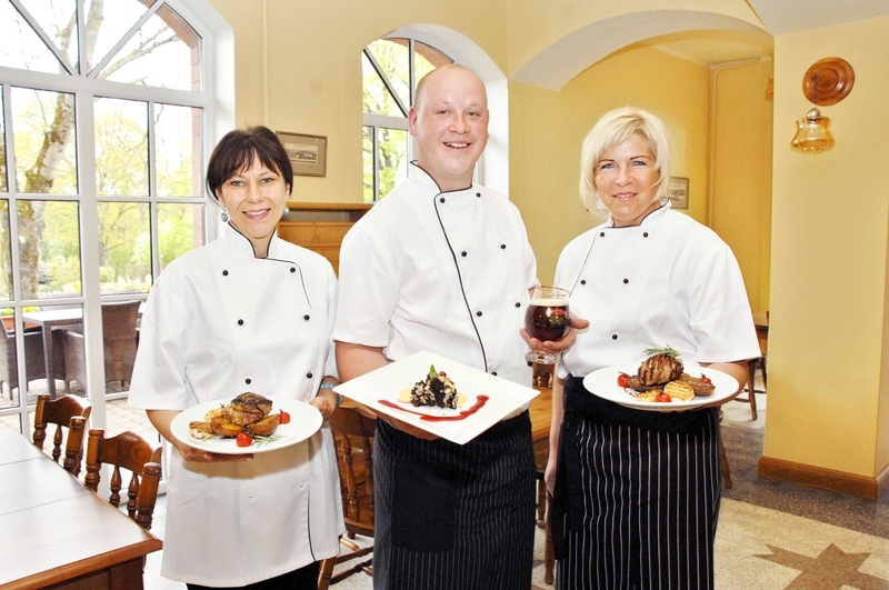 Mūspuses pavāri prezentē Bauskā radītos īpašos ēdienus: pamatēdiens «Bauskas dālderis», deserts «Saldās pilsdrupas» un piedevām kokteilis «Bauskas rātes dzira». 
Autors: no «Bauskas Dzīves» arhīva.