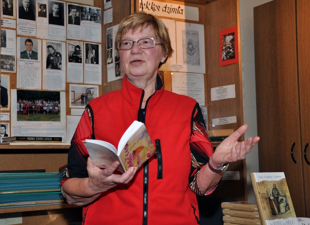 «Ir daudz jāraksta – katru dienu kaut vai vienu rindiņu; tā pamazām attīstās dzejnieks,» atklāj Gina Viegliņa-Valliete.
Autors: Žanna Zālīte