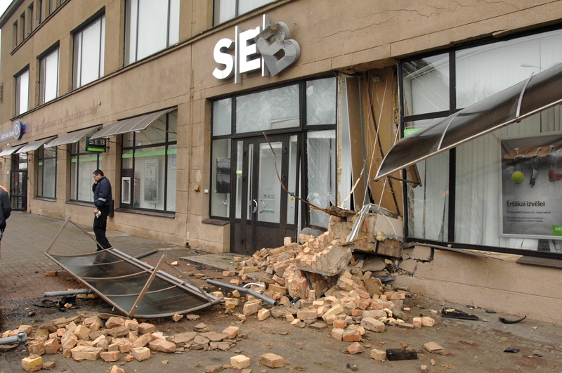 Ar BMW radītā postaža SEB bankas Bauskas filiāles ēkai.
Autors: Ivars Bogdanovs