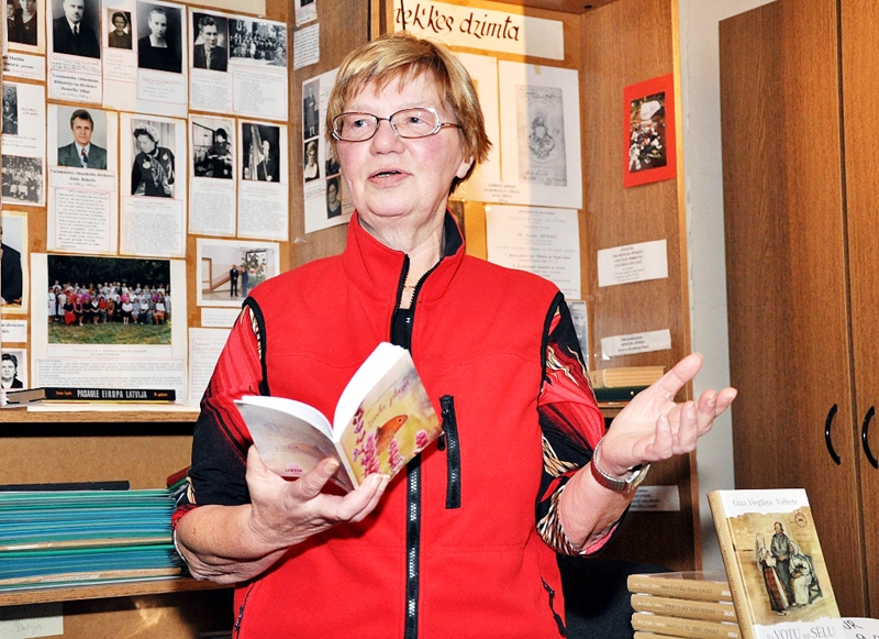 Gina Viegliņa-Valliete atklāj: «Ir daudz jāraksta – katru dienu kaut vai vienu rindiņu; tā pamazām attīstās dzejnieks.» 
Autors: Žanna Zālīte