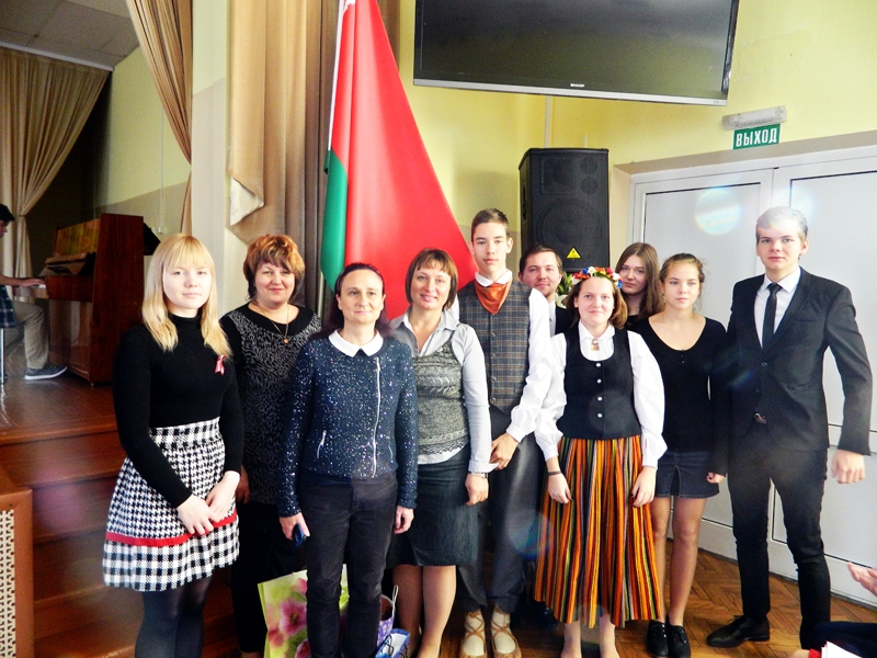 Iecavas debatētāji Minskā. No kreisās – Kristīne Štrausa, Ilona Grīnberga, turnīra organizatore Aļona Oļegrovna, Vita Lauciņa-Veinere, Hugo Huberts Puriņš, Mihails Haļitovs, Anna Emīlija Onzule, Arta Briede, Annemarija Dukure un Verners Jānis Trokšs.
Autors: no skolas albuma