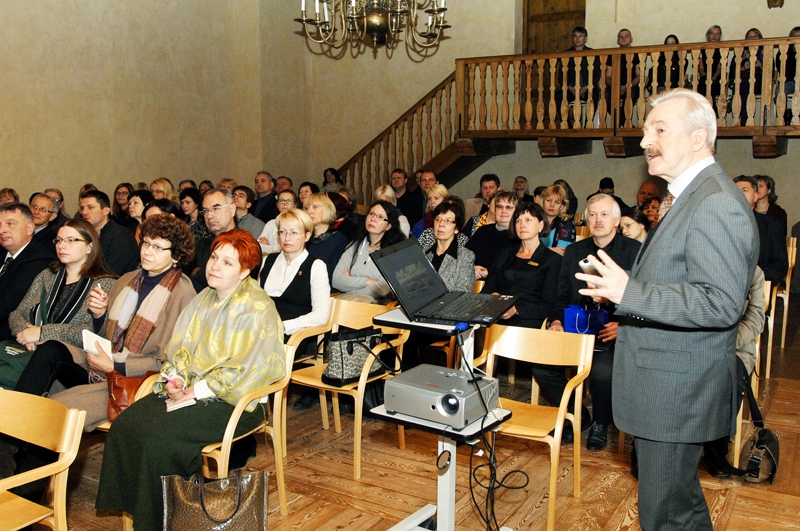 Konferencē «Bauskas vecpilsētas saglabāšana – mīts vai realitāte» Rundāles pils muzeja direktors Imants Lancmanis nosauca kļūdas, kas pieļautas Bauskas vecpilsētas koptēlā.
Autors: Ivars Bogdanovs