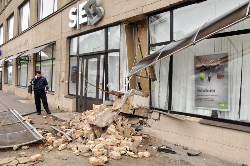 Bauskā sagrauta «SEB bankas» filiāles ēkas siena. Tajā «ielidojis» automobilis BMW.
Autors: Ivars Bogdanovs