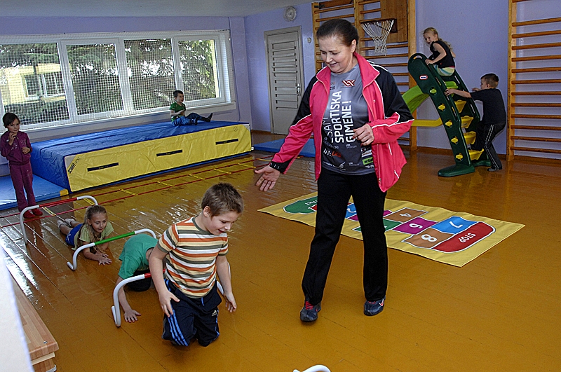 Pilsrundāles vidusskolas struktūrvienības Bērstelē sešgadīgie audzēkņi sporta skolotājas Valentīnas Žuravļovas vadībā ar prieku izmanto jauno inventāru. 

Autors: Ivars Bogdanovs