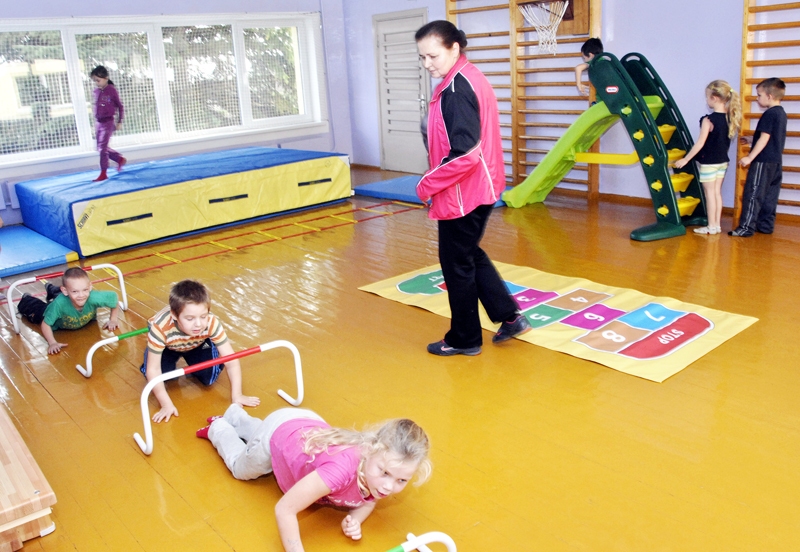 Pilsrundāles vidusskolas struktūrvienības Bērstelē sešgadīgie audzēkņi sporta skolotājas Valentīnas Žuravļovas vadībā ar prieku izmanto jauno inventāru.
Autors: Ivars Bogdanovs