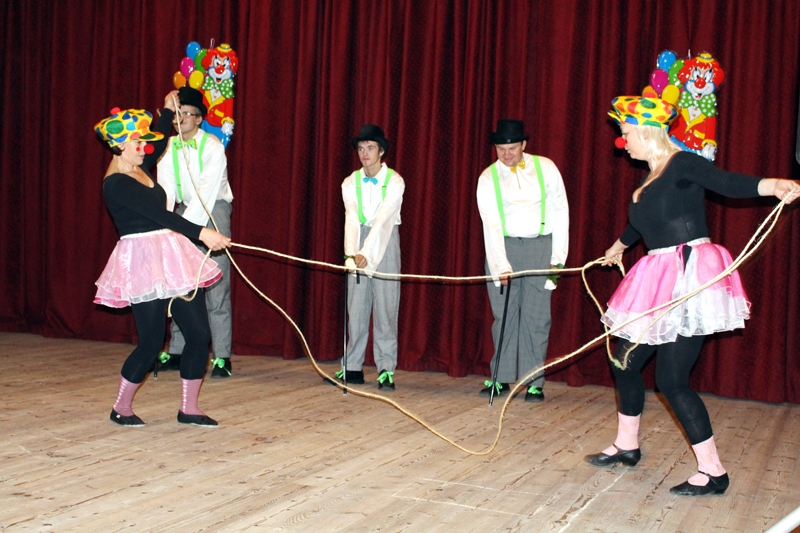 
Rundāles novada drāmas terapijas grupa kopā ar sociālā dienesta darbiniecēm demonstrēja iestudējumu «Sveiciens Čaplinam».
Autors: Kristīne Kociņa