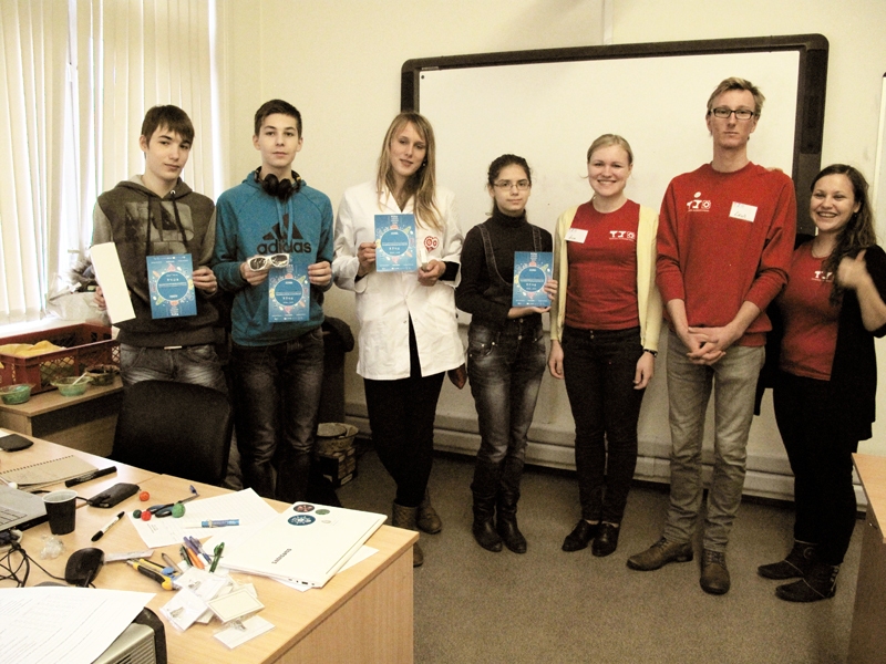 Bauskas 2. vidusskolas zinošākie jaunie ķīmiķi Artjoms Djadjura (no kreisās), Artūrs Stīpnieks, Amanda Bernharde un Ērika Sudarkina ar diplomiem un dāvanām.
Autors: Anita Zibola