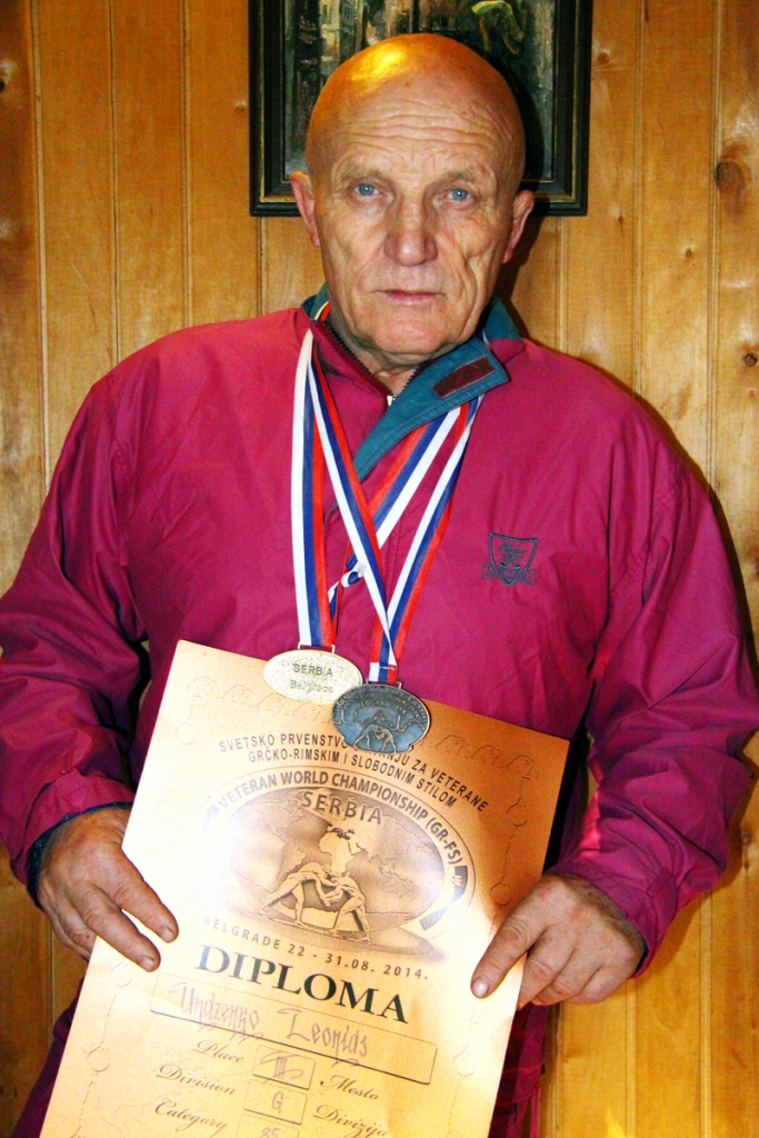 Leonīds Undzenko ar izcīnītajām godalgām – godarakstu un medaļām par trešo vietu un skaistāko cīņu čempionātā. 
Autors: Artūrs Dulbe