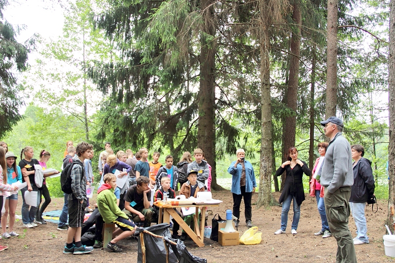 Skolēnu interesi veicinošā pasākuma «FiBiĶīMa skola – 2014» lielais pārgājiens.
Autors: no Vecumnieku vidusskolas albuma.