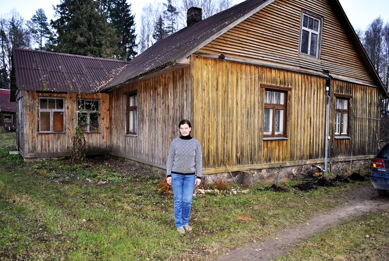 Antra Bērziņa iebraucējus laipni sagaida pie atjaunotās vectēva mājas.
Autors: Māris Krūmiņš
