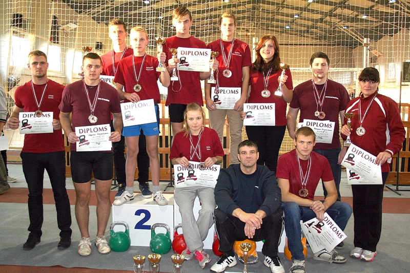 Vecumnieku komandas dalībnieki ar izcīnītajiem kausiem, medaļām un diplomiem.
Autors: no failiem.lv.