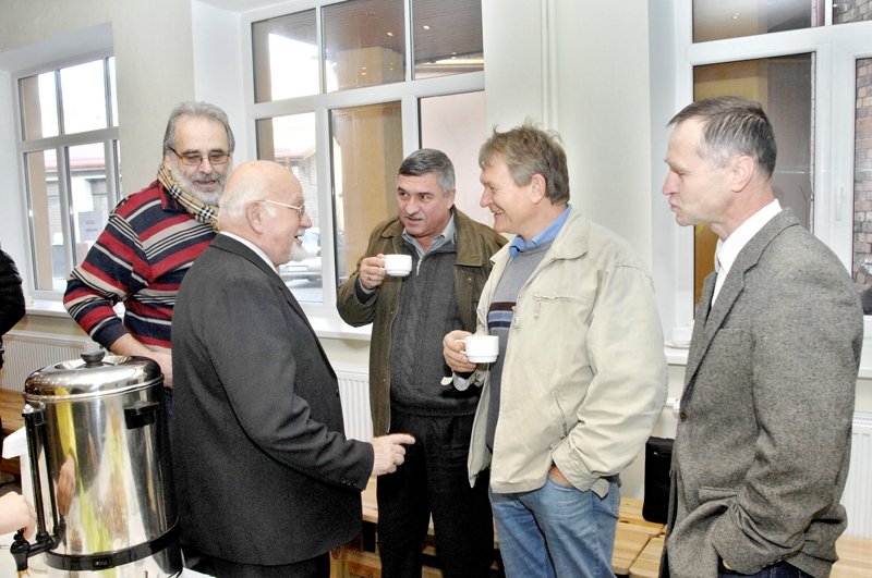 Ekonomikas forumā Bauskā tikušies vietējie uzņēmēji Aivars Svarenieks (no labās), Ēriks Pīlādzis, Indulis Pētersons, Gūrijs Bulle un kluba 
«Bauska’ 97» pārstāvis Guntis Liepa.
Autors: Ivars Bogdanovs