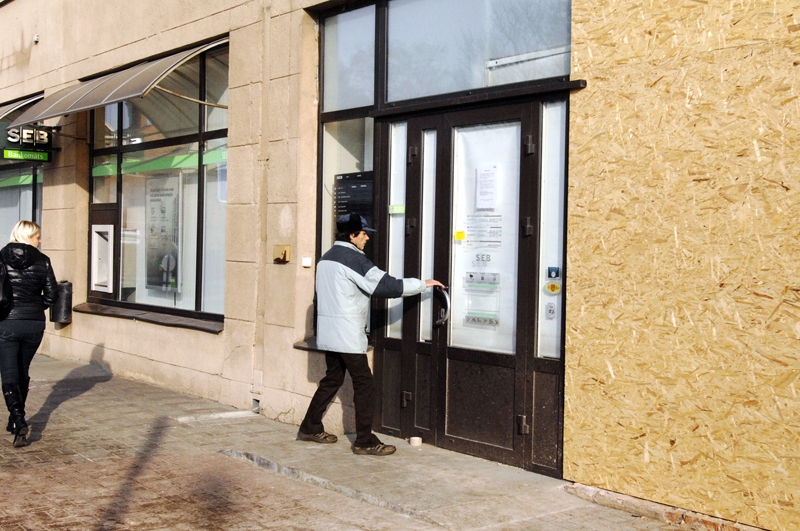 Eksperti izvērtē, cik droša ekspluatācijā pašlaik ir «SEB bankas» Bauskas filiāles ēka Kalna ielā. Pēc BMW iebraukšanas mājas sienā namam nodarīti būtiski bojājumi.
Autors: Ivars Bogdanovs