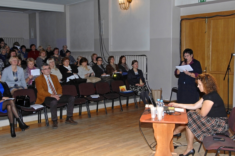 Zemgales reģiona bibliotekāres seminārā uzrunā Bauskas Centrālās bibliotēkas direktore Baiba Tormane un viņas vietniece Māra Kuļikauska. 


Autors: Ivars Bogdanovs