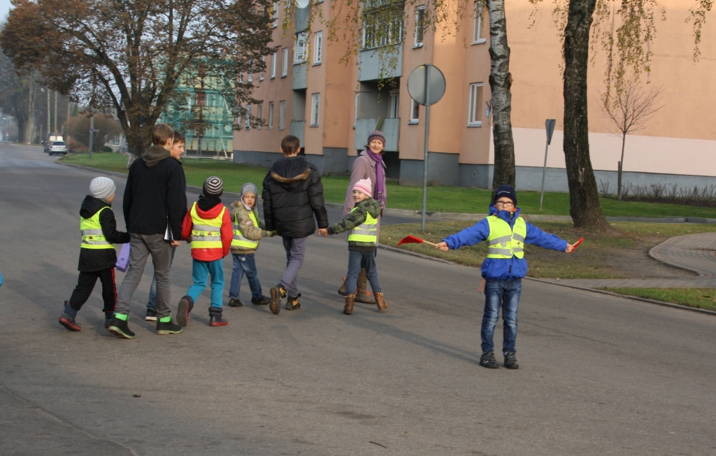 Bērni kopā ar pirmsskolas skolotāju Žannu Trihonovu ielas šķērsoja, ievērojot drošības nosacījumus.
Autors: no bērnudārza albuma