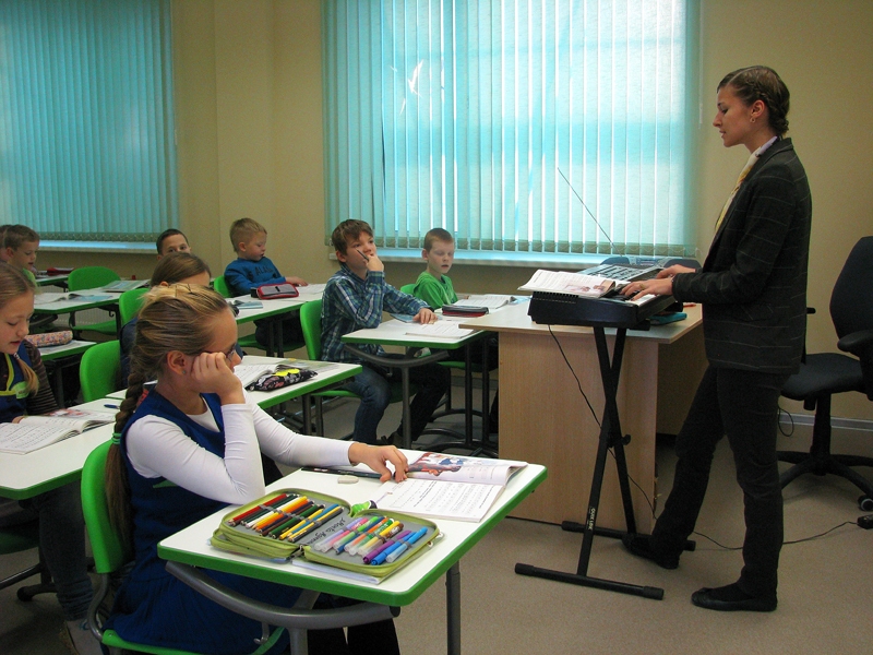 Dziedāšanas stundu izremontētajā, bet vēl pilnībā neiekārtotajā kabinetā vada skolotāja Zane Stankeviča.

Autors: Vilnis Auzāns