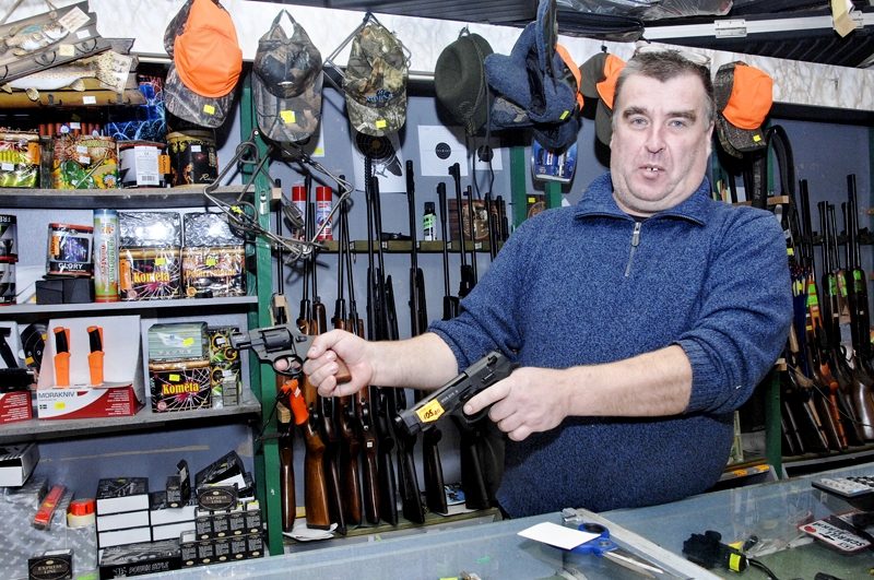 Arturs Lapkovskis skaidro – līdzko veikalā kāds iegādājas gāzes pistoli, tā īpašnieka dati tiek iegrāmatoti un nosūtīti vienotajam policijas reģistram.
Autors: Ivars Bogdanovs