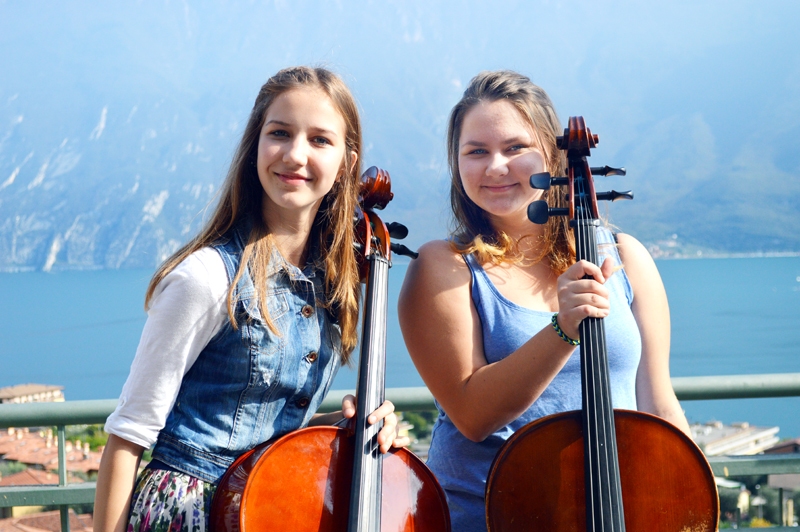 Čellistes Agnija Praškelēviča (no labās) un Silva Kampa, kura mācās Ventspils mūzikas vidusskolas 1. kursā.
Autors: no Vecumnieku mūzikas un mākslas skolas albuma.