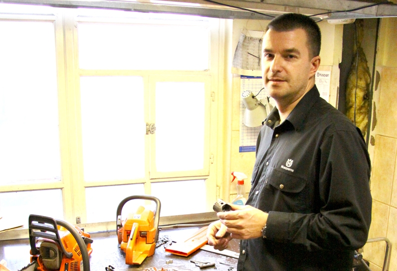 Artūrs Masjulis rūpējas ne tikai par zāles pļāvējiem. Drīz sāksies motorzāģu sezona, un to remontēšanas darbi jau rit pilnā sparā. 
Autors: Artūrs Dulbe