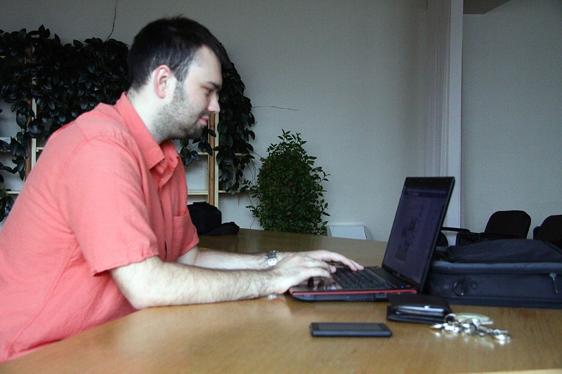 Lauris Kārkliņš, IT administrators, iesaka paņēmienus datora failu un informācijas pasargāšanai internetā. 
Autors: Artūrs Dulbe