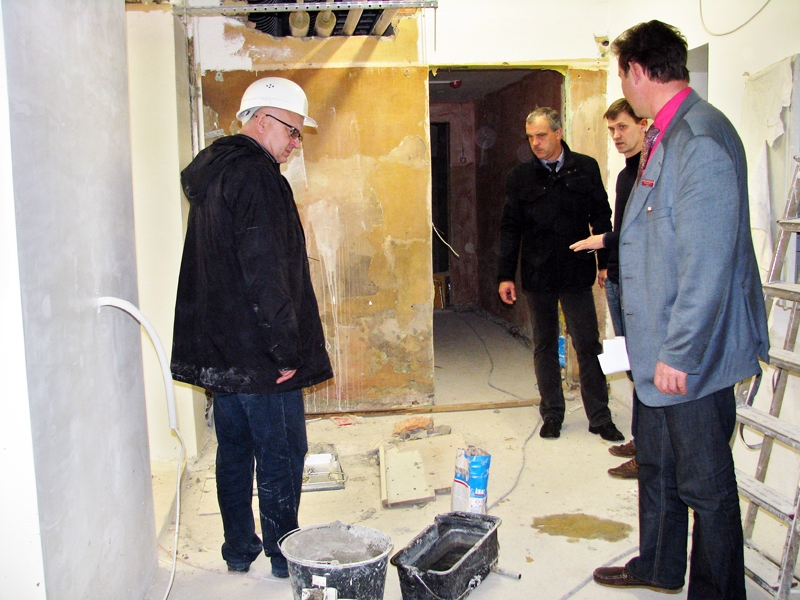 Raimonds Žabovs (pirmais no labās), ģimnāzijas direktors, nekomentē celtnieku solījumu šonedēļ nodot virtuves telpas.
Autors: Vilnis Auzāns