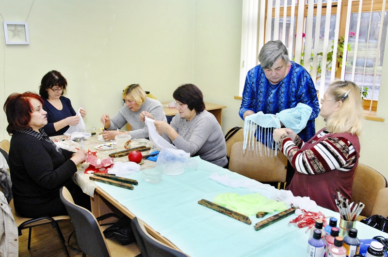Benita Šmite (otrā no labās) biedrības «Aspazija» nodarbībā ierāda zīda batikošanas principus.
Autors: Ivars Bogdanovs