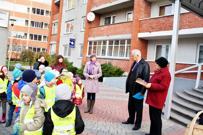 «Dartijas» «zaļie» vēstneši tiekas ar Iecavas novada domes pārstāvjiem.
Autors: no bērnudārza albuma.