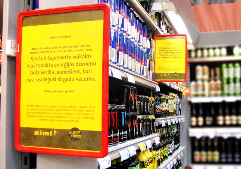 Lielveikalos «Rimi» un «Supernetto» izvietotajos plakātos lasāma informācija par to, ka enerģijas dzērienus aizliegts iegādāties personām, kas jaunākas par 18 gadiem. 
Autors: Vilnis Auzāns