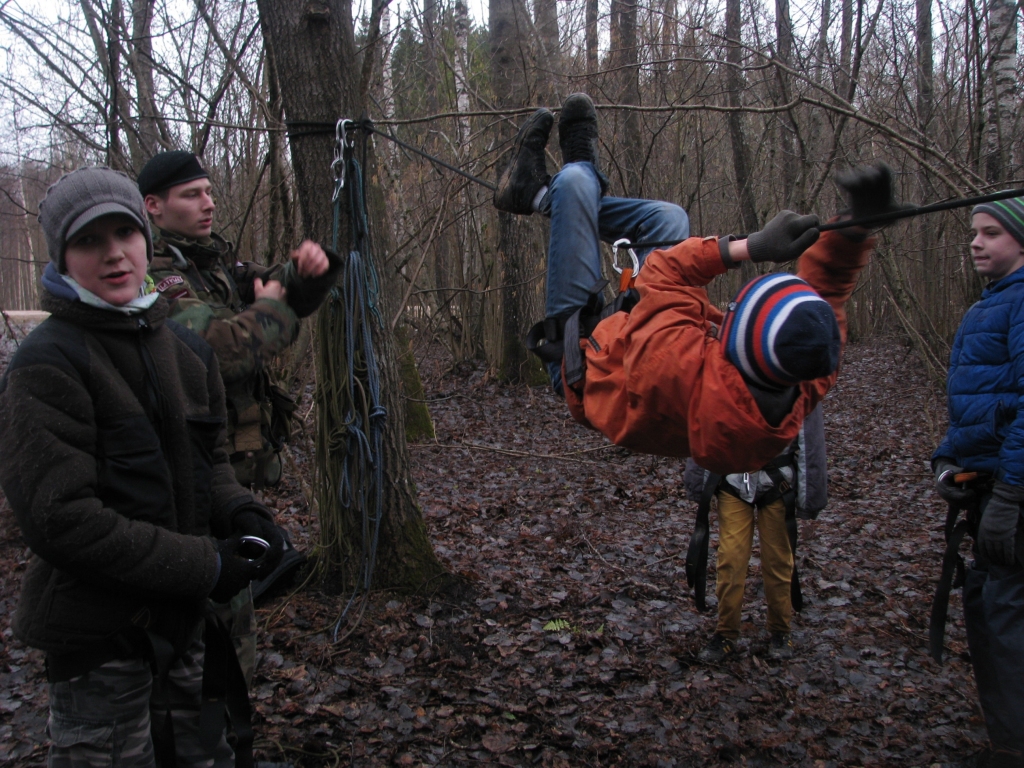 Bauskas jaunsargi vienā no pārgājieniem pārvar šķēršļu joslu.
Autors: no «Bauskas Dzīves» arhīva.