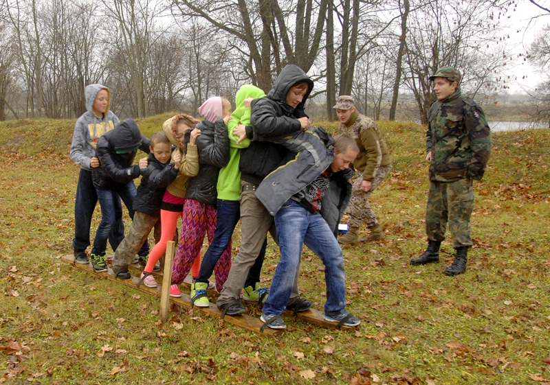 Izpildot uzdevumu «Slēpošana», komandai jāapliecina prasme rīkoties saskaņoti.
Autors: Ivars Bogdanovs
