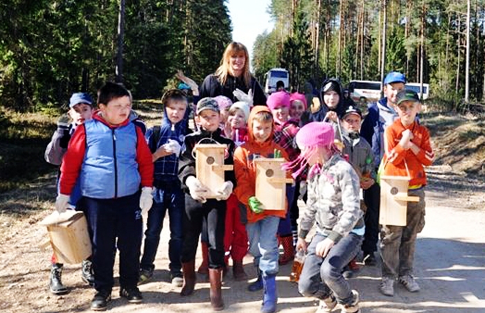 Skolotāja Aija Staškeviča kopā ar saviem audzēkņiem vienā no kārtējiem pārgājieniem.
Autors: no Vecumnieku vidusskolas arhīva.