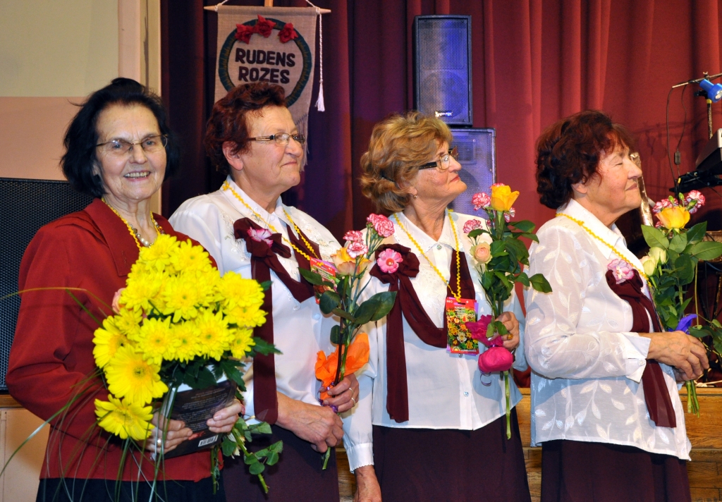 Austra Zalcmane, dāmu deju kopas «Rudens rozes» vadītāja, un viņas «meitenes» Lidija Arāja (otrā no kreisās), Vija Strautiņa un Rasma Matuļone.
Autors: Žanna Zālīte