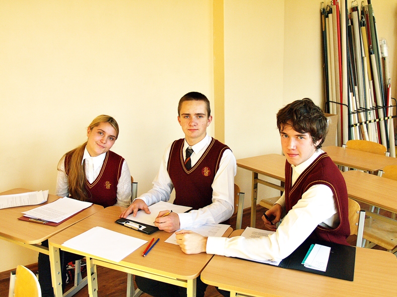 Uzvarētājkomanda – Elza Sējēja, Andris Kāposts un Uldis Urtāns.