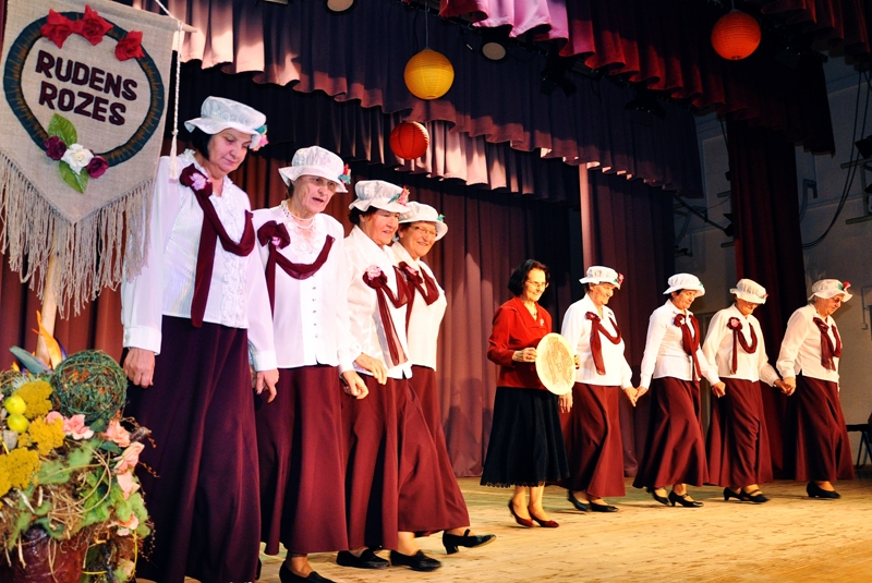 Koncertu noslēdza «Rudens rozes» ar deju «Paldies latiņam». 
Autors: Žanna Zālīte