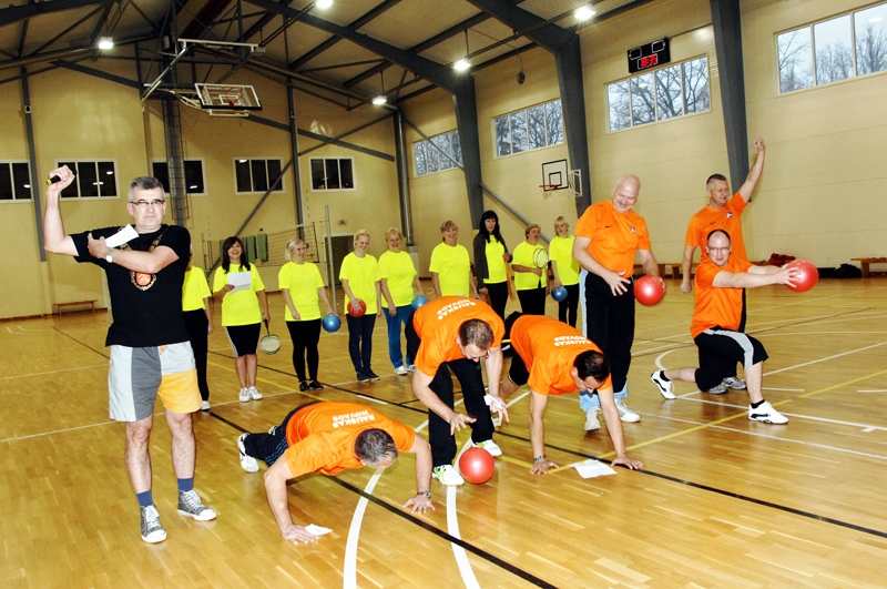 Sporta svētkos pašvaldību darbinieki apliecināja veiklību, apķērību, pozitīvismu un azartu. Attēlā – Bauskas novada pašvaldības komanda, no kreisās – priekšsēdētājs Raitis Ābelnieks.
Autors: Ivars Bogdanovs