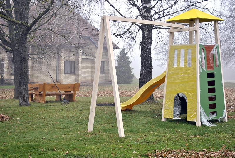 Zorģos Dravnieku ģimenes iekārtoto atpūtas laukumu šovasar papildināja bērnu rotaļu iekārta. 
Autors: Antra Ērgle