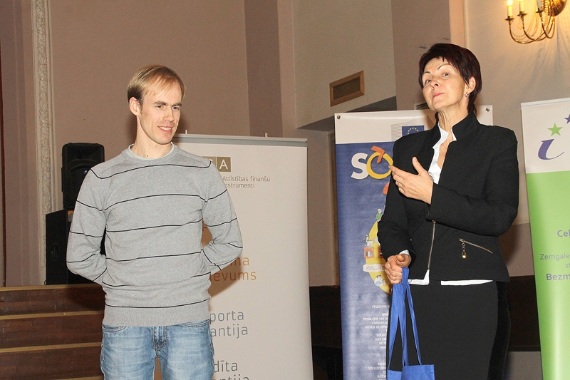 Andim Antonam dāvanu pasniedz Mārīte Lazdiņa no Latvijas attīstības finanšu institūcijas «Altum».
Autors: Uldis Varnevičs