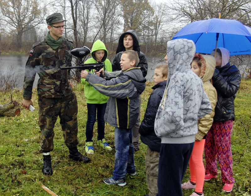 Jānis Purvišķis ir jaunsargs, kurš savulaik mācījies Pilsrundāles vidusskolā. Tagad viņš izglītojas Saulainē, piektdien sacensībās palīdzēja organizēt šaušanu ar peintbola ieroci.
Autors: Ivars Bogdanovs