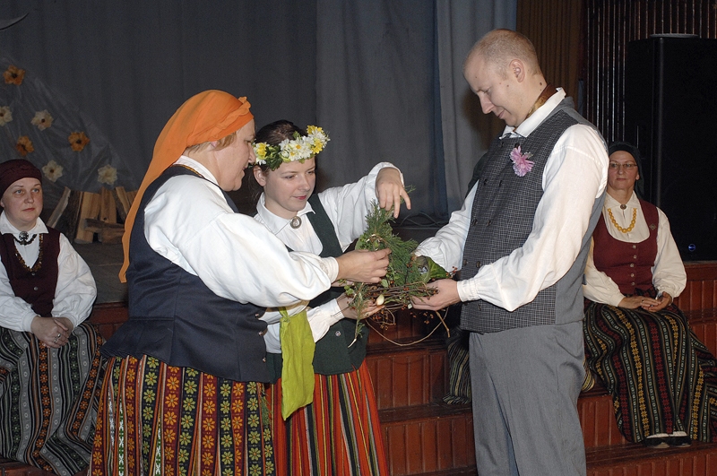 «Rundāles» dejotāji svētku kocertā centās atspoguļot vienu no senlatviešu vedību tradīcijām.
Autors: Ivars Bogdanovs