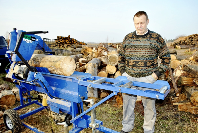 Dainis Kozlovskis ar malkas skaldāmo ierīci «Forest One». 
Autors: Māris Krūmiņš