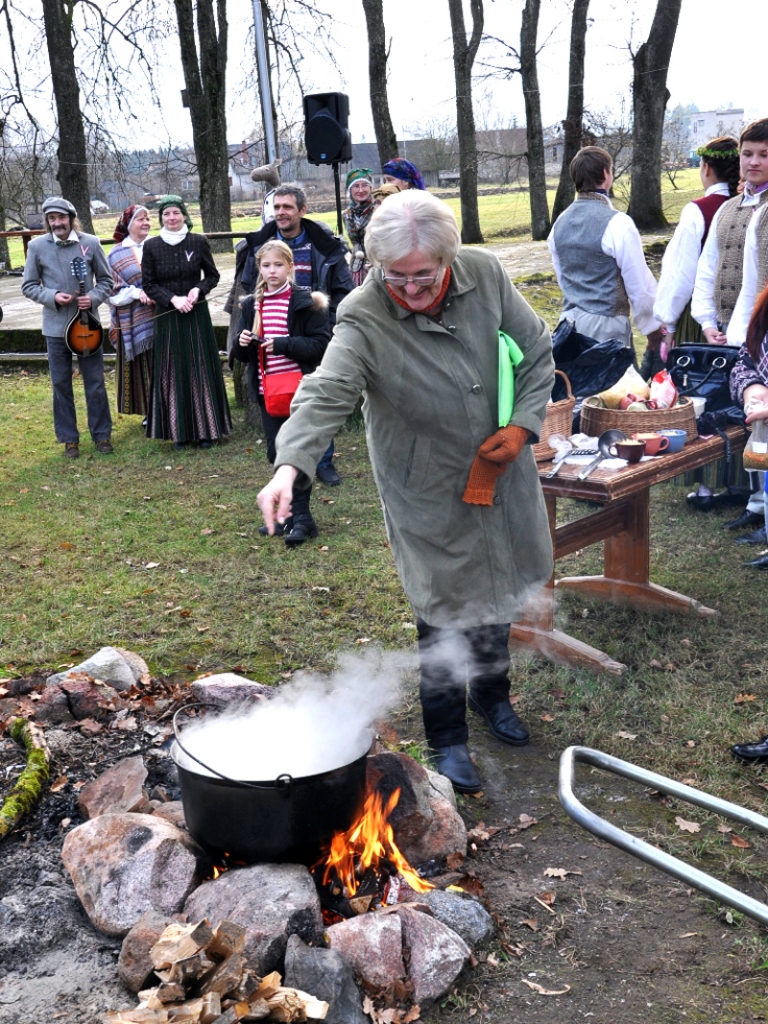 Ērika Našeniece, Bārbeles pagasta pārvaldniece, piemet Mārtiņzupai pipariņu.
Autors: Žanna Zālīte