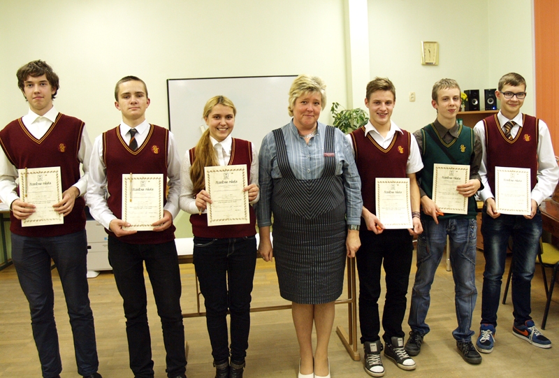 Daiga Telnere (centrā) ar Bauskas Valsts ģimnāzijas komandām: pirmās vietas ieguvēji – pa kreisi, otrās – pa labi.
Autors: Ieva Elizabete Ērgle