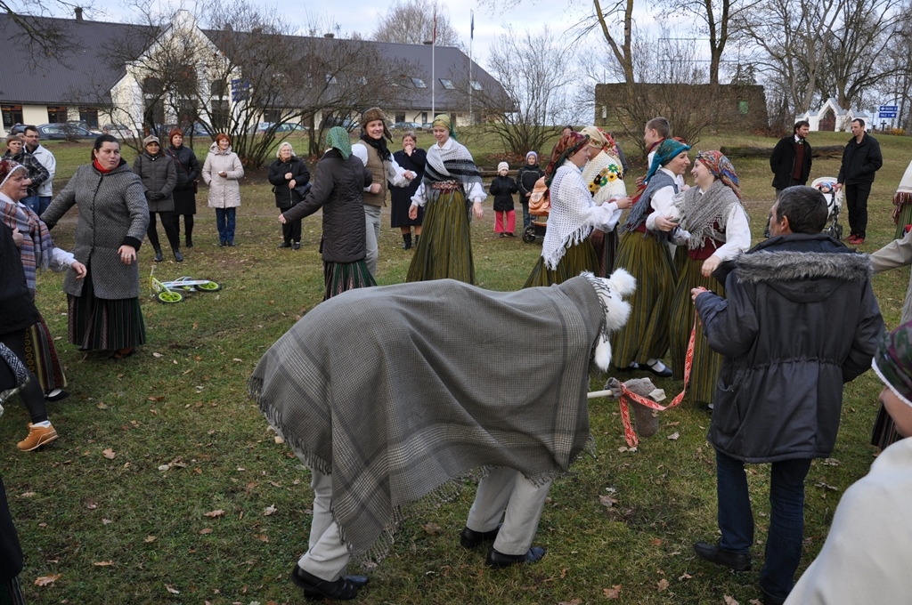 Bārbeles tautas nama folkloras kopa, jauniešu un vidējās paaudzes deju kolektīvi «Rakari» un «Bārbele» vietējos ļaudis un ciemiņus uzmundrināja ar skanīgiem priekšnesumiem.
Autors: Žanna Zālīte